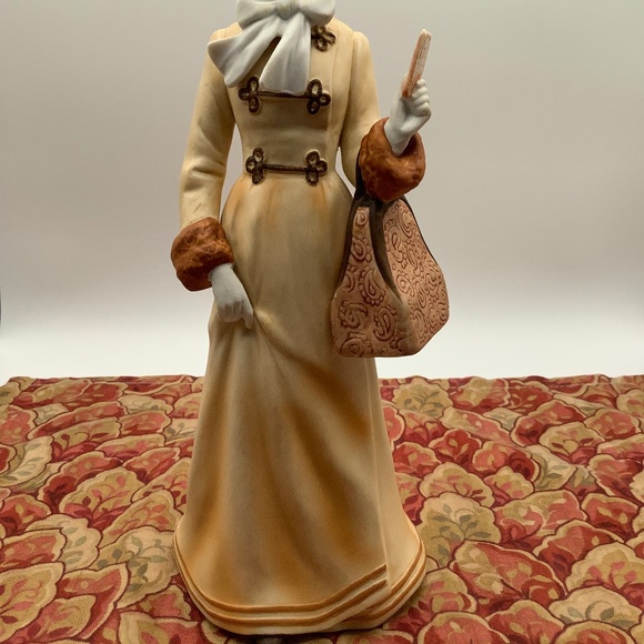 1982 Avon - MRS. ALBEE - President's Club Albee Award Collectible.  Full Size! - Picture 3 of 8